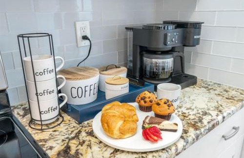 Palm Harbor House | Palm Harbor Oasis Luxe Spa & Pool Retreat