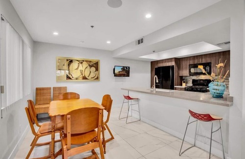 Racquet Club Estates Condo | Palm Springs 2-bedroom, 2 Bath Ground Floor condo. Garage. Pool, Hot Tub, Tennis