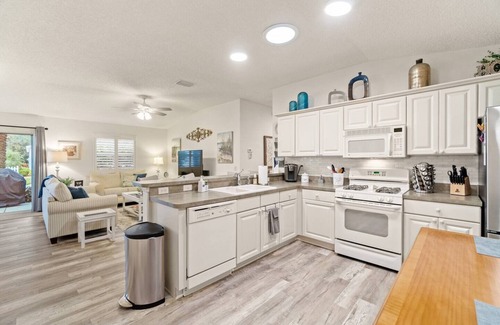 Liberty Park Villa | PALM-tastic dog friendly OASIS w/golf cart