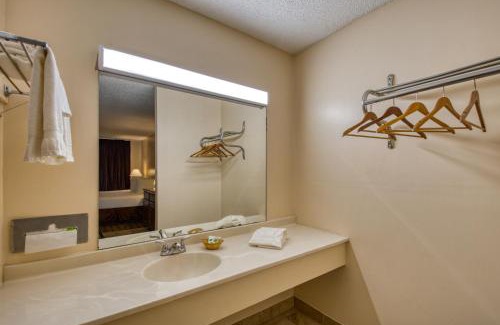 Lake City Hotel | Palms Garden Inn