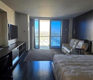 Las Vegas Hotel | Palms Place Hotel Mountain View with Open Balcony