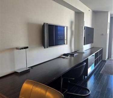 Las Vegas Hotel | Palms Place Hotel Mountain View with Open Balcony