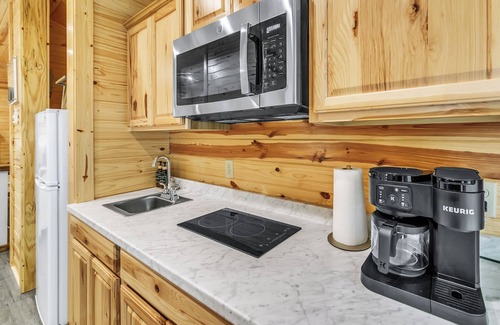 Jones Mills Cabin | Pam's Treehouse Cabin #3 - Cozy cabin right on a creek!