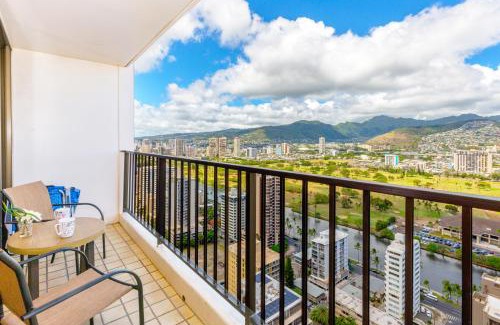 Waikiki Apartment | Panoramic Mountain View Condo with Free Parking!