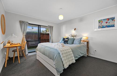 Papamoa Beach House | Papamoa Waves - Seaside Getaway
