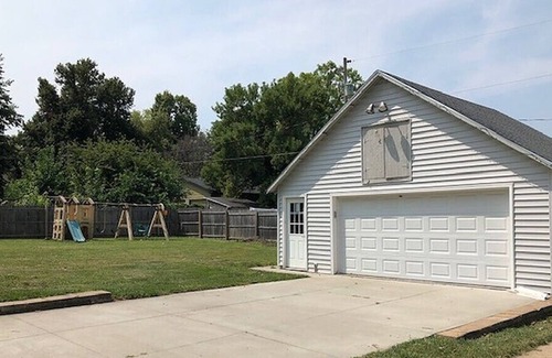 Papillion House | Papio Retreat - Walk to Downtown