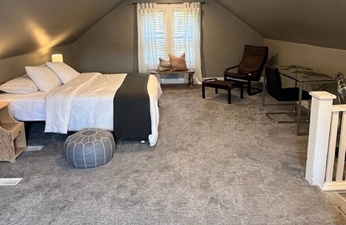 Papillion House | Papio Retreat - Walk to Downtown