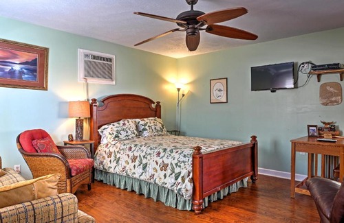 Guntersville House | Paradise Cove Cabin with Boathouse and Dock