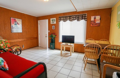 Monticello Cottage | Paradise Cove Lake front Cottage 2 with Boat Docks