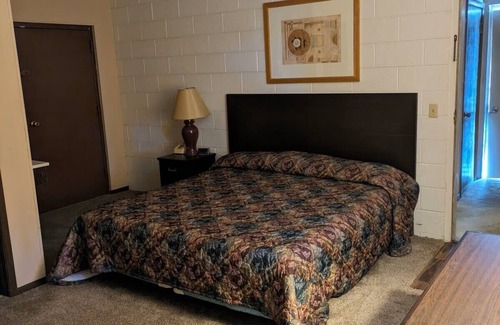 Red Lake Falls Hotel | Paradise Falls Motel & Liquor LLC