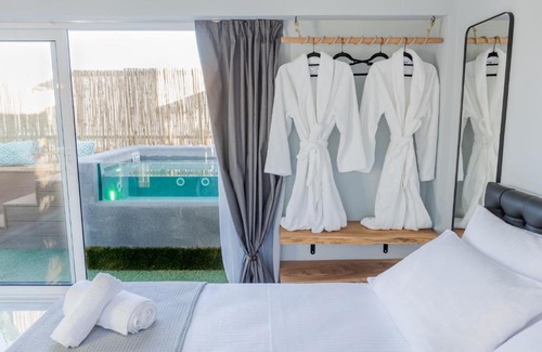 Koukaki Apartment | Paradise Heated Jacuzzi with Acropolis View