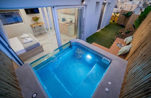 Koukaki Apartment | Paradise Heated Jacuzzi with Acropolis View