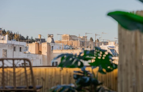 Koukaki Apartment | Paradise Heated Jacuzzi with Acropolis View