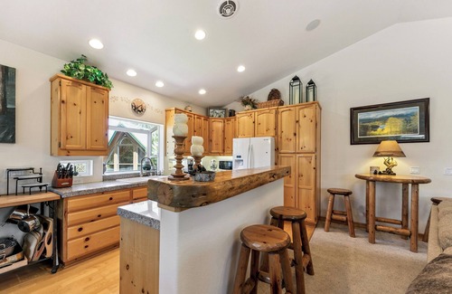 Tahoe Paradise House | Paradise in the Pines: Hot Tub, BBQ, Pet Friendly