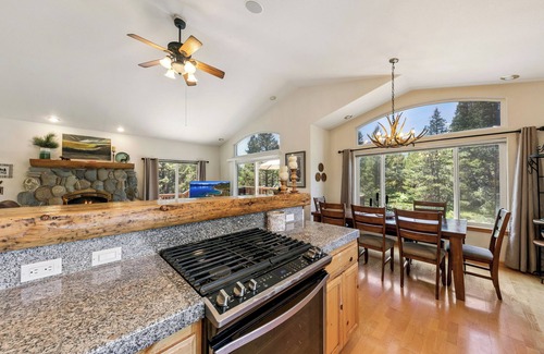 Tahoe Paradise House | Paradise in the Pines: Hot Tub, BBQ, Pet Friendly
