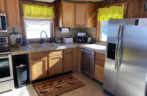 Atwater Cabin | Paradise on Diamond, includes hot tub, guest house & game room