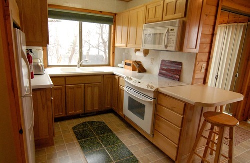 Atwater Cabin | Paradise on Diamond, includes hot tub, guest house & game room