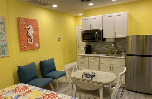 Englewood House | Paradise Palms Hideaway.Less than 2 Minutes to the Beach.Walk or bike to res