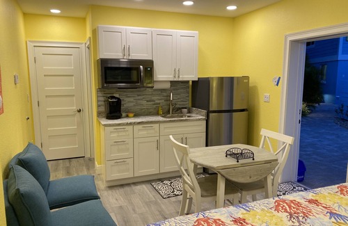 Englewood House | Paradise Palms Hideaway.Less than 2 Minutes to the Beach.Walk or bike to res