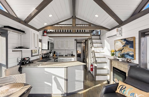 Emigrant House | Paradise View- Tiny home with big views and great location in Paradise Valley