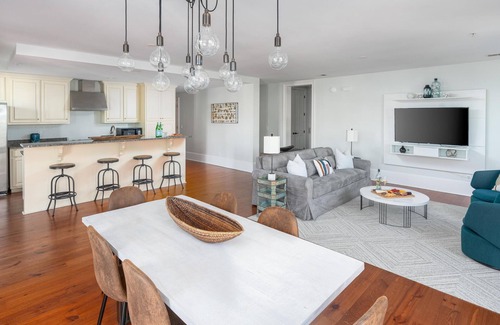 Radcliffeborough Condo | Park-View Light-Filled Condo + Elevator + Parking