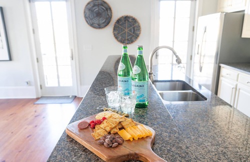 Radcliffeborough Condo | Park-View Light-Filled Condo + Elevator + Parking