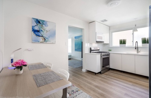 Skokie Condo | Parking, Private Balcony Near Universities, NAPA, Ravinia & Train to Chicago