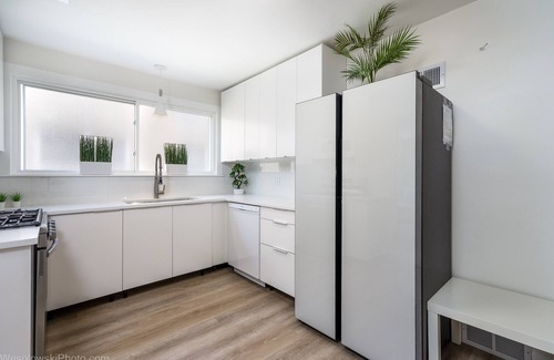 Skokie Condo | Parking, Private Balcony Near Universities, NAPA, Ravinia & Train to Chicago