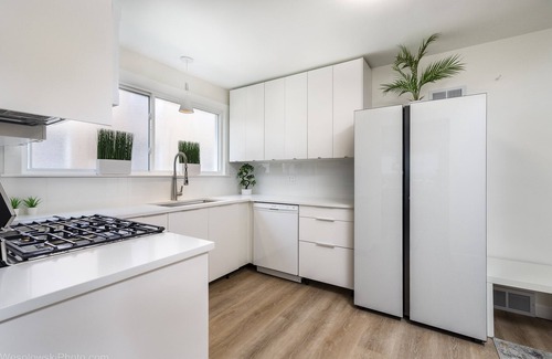 Skokie Condo | Parking, Private Balcony Near Universities, NAPA, Ravinia & Train to Chicago