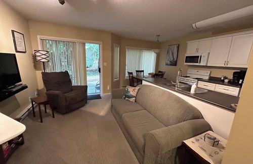 Regional District of Nanaimo Condo | Parksville ocean & beach, pool one bedroom