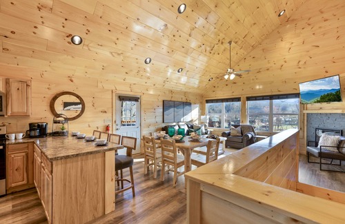 Pigeon Forge Cabin | Parkway Paradise w Private Hot Tub