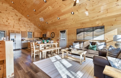 Pigeon Forge Cabin | Parkway Paradise w Private Hot Tub