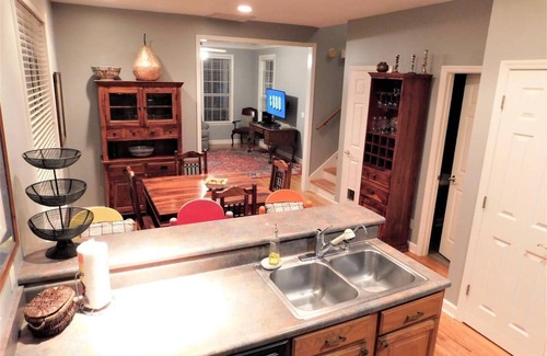 Beaufort House | Parris Island 5.75 miles - 1 mile to Historic Beaufort!