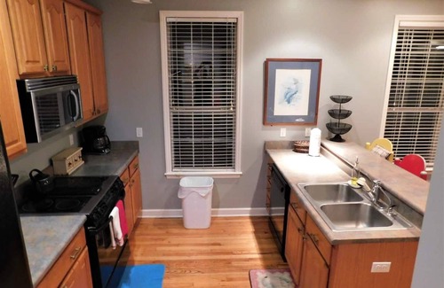 Beaufort House | Parris Island 5.75 miles - 1 mile to Historic Beaufort!