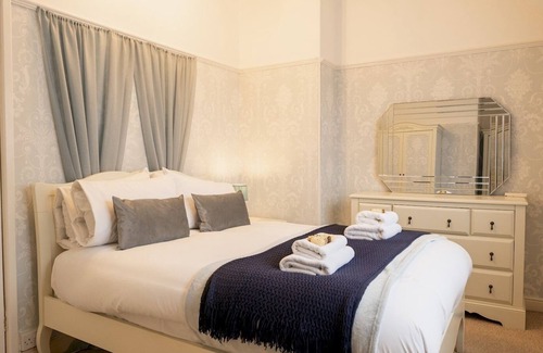 Port Sunlight House | Pass the Keys | 2 BR cottage nr Liverpool Chester and Port Sunlight