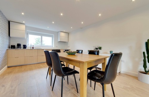 Trumpington House | Pass the Keys | 49 Byron Square Modern and Spacious 3 Bed Home with Free Parking