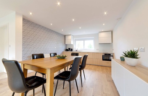 Trumpington House | Pass the Keys | 49 Byron Square Modern and Spacious 3 Bed Home with Free Parking