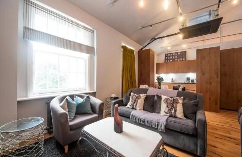 Holland Park Apartment | Pass the Keys A Vibrant Characterful Mews House with Air Con