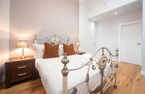 Holland Park Apartment | Pass the Keys A Vibrant Characterful Mews House with Air Con