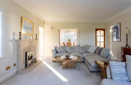 Ferndown House | Pass the Keys Amazing Spacious HomeGolf Course