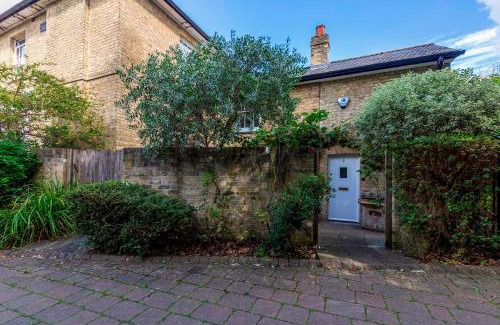 Cambridge House | Pass the Keys Charming Cottage in City Centre with Free parking