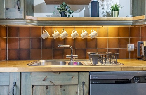 Queens Quarter House | Pass the Keys | Fab Townhouse Near Queens with Huge TV & Recliners