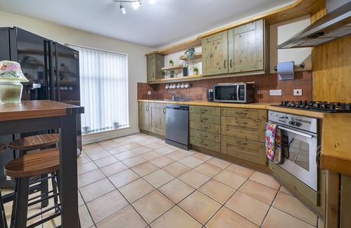 Queens Quarter House | Pass the Keys | Fab Townhouse Near Queens with Huge TV & Recliners