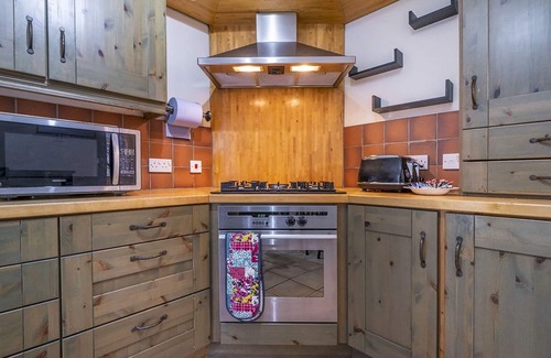 Queens Quarter House | Pass the Keys | Fab Townhouse Near Queens with Huge TV & Recliners