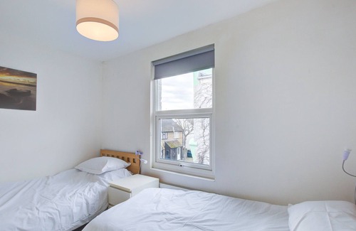 Southend-on-Sea Apartment | Pass the Keys | City beach flat next to the sea sleeps up to 8