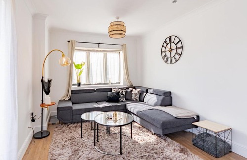 Hawkwell House | Pass the Keys Hawkwell Retreat 5 Bedroom home Hockley