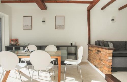 Wraysbury House | Pass the Keys Idyllic Home in Picturesque Village of Wraysbury