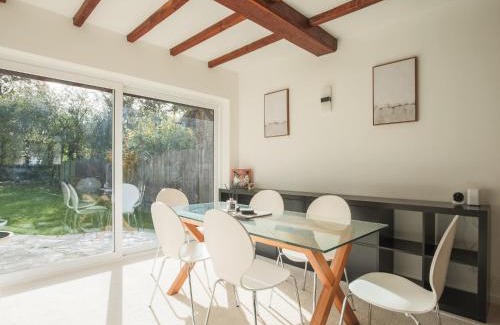 Wraysbury House | Pass the Keys Idyllic Home in Picturesque Village of Wraysbury