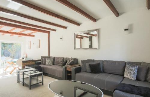 Wraysbury House | Pass the Keys Idyllic Home in Picturesque Village of Wraysbury