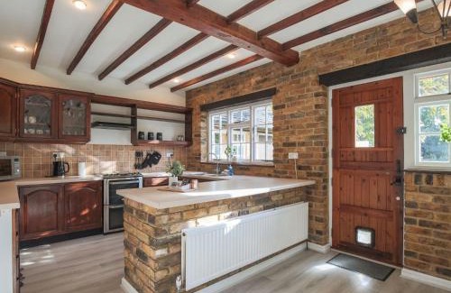Wraysbury House | Pass the Keys Idyllic Home in Picturesque Village of Wraysbury